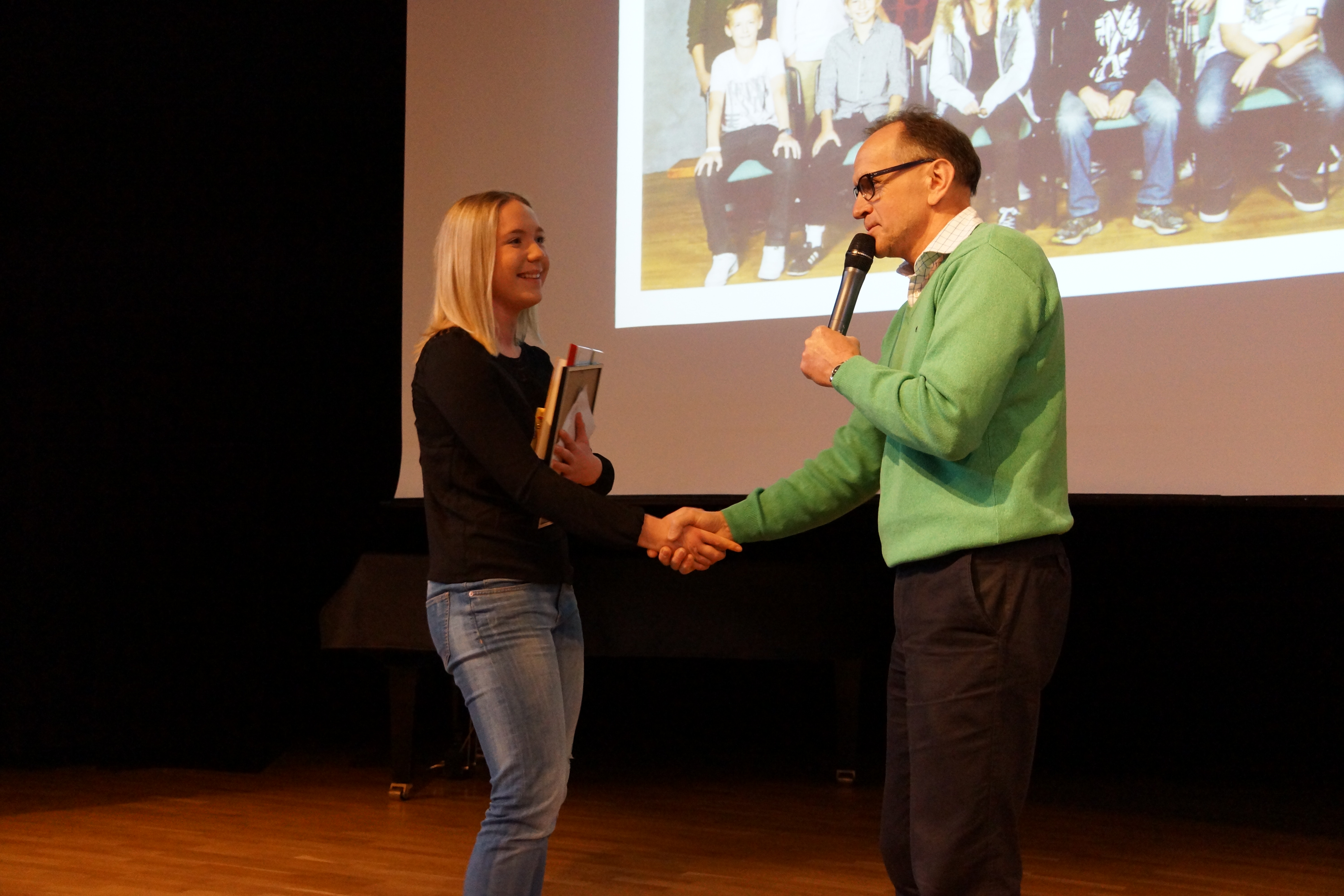Lars-Åke Sigfridsson delar ut stipendiet till Ellen Broqvist.