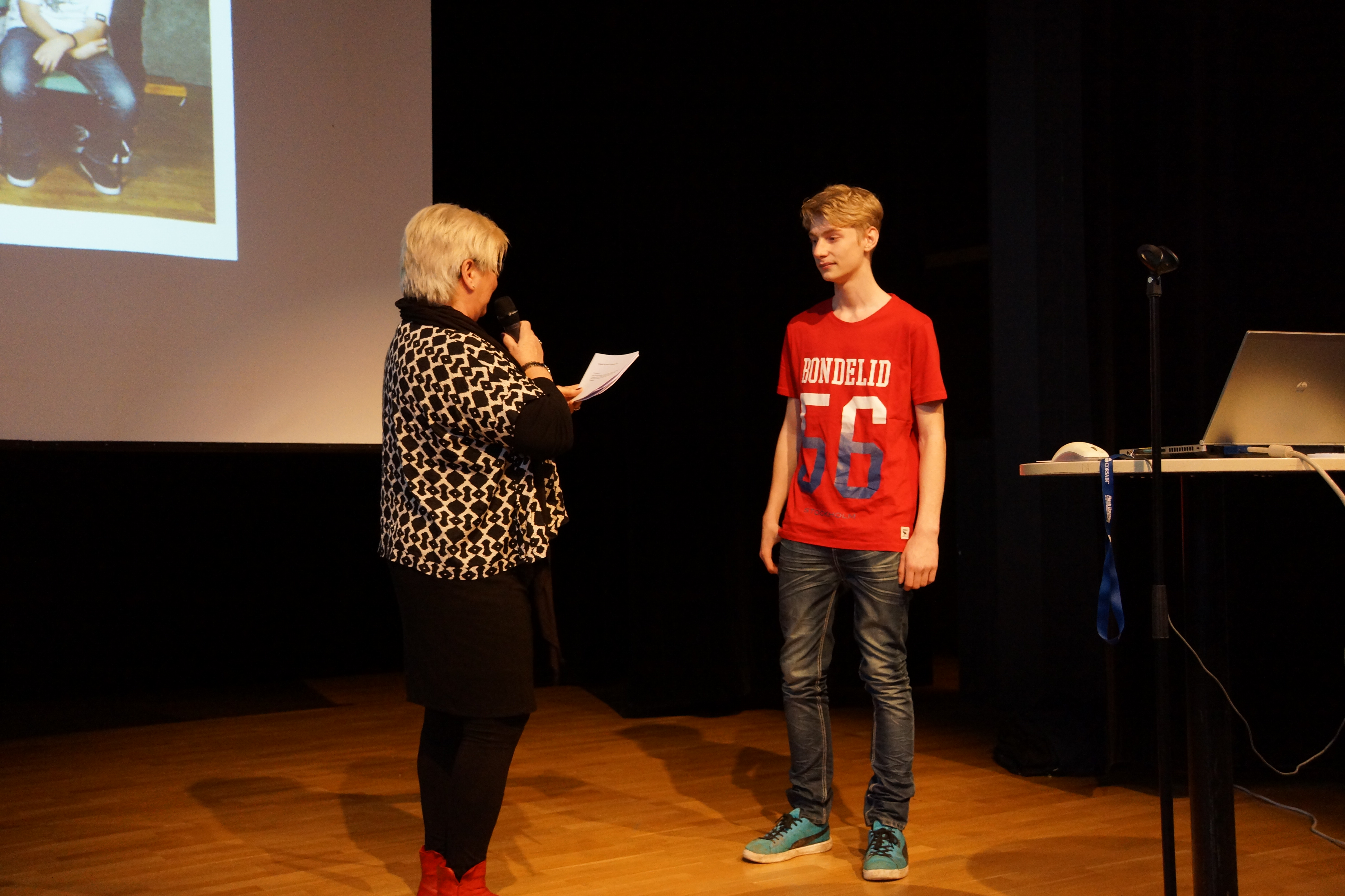 Marianne Fagerberg delar ut stipendiet till Isak Bergholm.